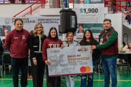 Autoridades municipales y educativas encabezaron la entrega de tarjetas en el Gimnasio Beto Estrada.