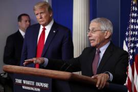 En esta fotografía de archivo del 22 de abril de 2020, el presidente Donald Trump escucha al Dr. Anthony Fauci, director del Instituto Nacional de Alergias y Enfermedades Infecciosas en la Casa Blanca.