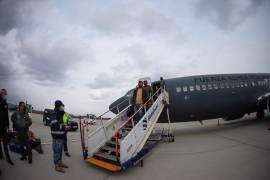 Aterriza avión de la Fuerza Aérea en Rumania, repatriará a familias de mexicanos que huyeron de Ucrania