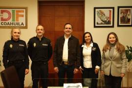 Liliana Salinas Valdés, presidenta honoraria del DIF Coahuila (segunda de derecha a izquierda), destacó la importancia de preparar al personal que atiende a mujeres en situación de violencia.