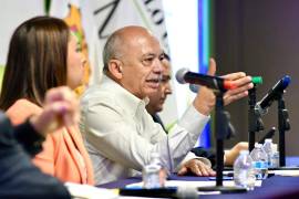 Óscar Pimentel González, secretario de Gobierno en Coahuila, en compañía del titular de Educación, Emanuel Fishburn, otorgaron 13 nuevos nombramientos.