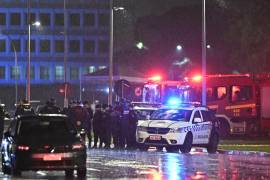 Miembros de la Policía Militar del Distrito Federal, Policía Civil y Policía Judiciaria custodian el lugar de una explosión en la Plaza de los Tres Poderes este miércoles, en Brasilia, Brasil