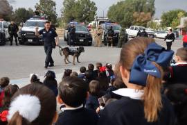 Elementos de la Comisaría de Seguridad y Protección Ciudadana de Saltillo refuerzan las labores de proximidad social en planteles educativos de la capital.