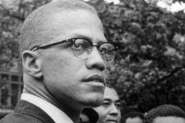 En esta foto de 1963, Malcolm X asiste a un mitin en Lennox Avenue y 115th Street en el barrio de Harlem de Nueva York. A 60 años de su asesinato aún está en el aire la pregunta, ¿quién ordenó el homicidio?.