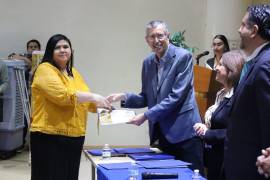 Autoridades universitarias y representantes de instituciones culturales encabezaron la entrega de constancias del Diplomado en Historia de Coahuila.