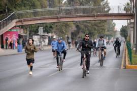 Niños y adultos disfrutaron de actividades deportivas y recreativas sobre el bulevar Venustiano Carranza.