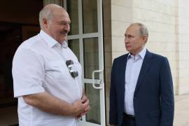 El presidente ruso Vladímir Putin y el presidente bielorruso Alexander Lukashenko, durante su reunión en la residencia Bocharov Ruchei en la ciudad turística de Sochi, Rusia.