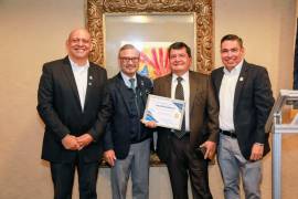 Francisco César Muñiz Sánchez, fotoperiodista de VANGUARDIA, recibió un reconocimiento del Club Rotario Saltillo de Valle Arizpe por su labor de más de tres décadas al servicio del periodismo social.