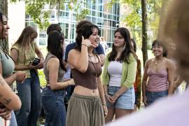 Casi todos los estudiantes llevan un teléfono en la mano mientras recorren el campus.