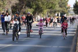 Cientos de familias aprovecharon el clima favorable para ejercitarse y convivir en la Ruta Recreativa sobre Venustiano Carranza.