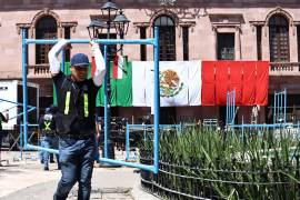 La Plaza de Armas de Saltillo comenzó a ser acondicionada para la celebración del Grito de Independencia.