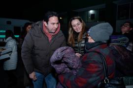 El alcalde Javier Díaz González y la presidenta del DIF Saltillo, Luly López Naranjo, entregaron cobijas y bebidas calientes como parte del Operativo Abrigo.