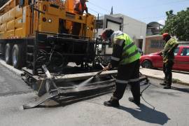 Rehabilitan pavimento en la Avenida Universidad, en Saltillo