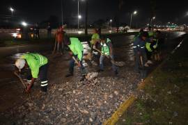 Brigadas municipales retiraron piedras y escombro acumulados sobre el bulevar Fundadores tras las lluvias.
