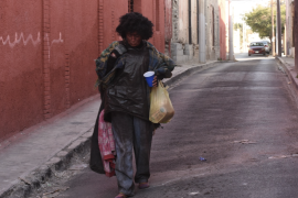 La señora Santa recorriendo las calles del Centro de Saltillo, el pasado 24 de diciembre.