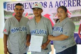 Alonso Buentello mostrando la firma de contrato con Acereros de Monclova, acompañado por sus padres.