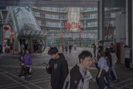 El Big City generó más de 100 millones de dólares en tan solo 12 días durante sus grandes rebajas de diciembre. Sin embargo, esta riqueza no se traduce en aumentos salariales para quienes no tienen vínculos con el sector tecnológico, quienes en gran medida se han visto excluidos por los altos precios.