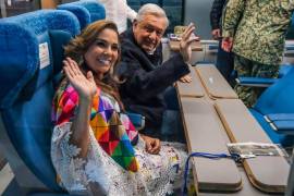 Andrés Manuel López Obrador realizó el primer recorrido del Tren Maya, en la nueva ruta de Cancún-Palenque, acompañado de Mara Lezama, gobernadora de Quintana Roo, entre otros funcionarios.