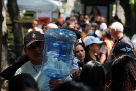Afectados por la contaminación en su servicio de agua, vecinos de la alcaldía Benito Juárez de la Ciudad de México continúan juntando firmas para realizar una denuncia.