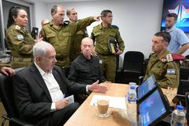 Una fotografía proporcionada por la Oficina de Prensa del Gobierno de Israel muestra al Primer Ministro israelí, Benjamin Netanyahu (izq.), durante una reunión de evaluación de la situación en Tel Aviv, Israel.