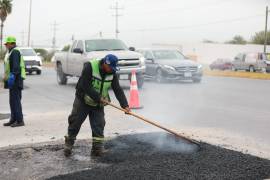 Las cuadrillas de Obras Públicas intensificaron las labores de bacheo y recarpeteo en las vialidades más afectadas de Saltillo.