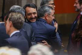 Andrés Manuel López Beltrán, saluda a su viejo amigo César Yáñez, quien actualmente colabora en el gobierno federal, durante el Primer Informe de la Presidenta de México, Claudia SheInbaum Pardo, en Palacio Nacional.