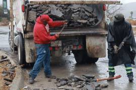 Cuadrillas municipales retiran tierra, lodo, basura y escombro en calles de colonias y vialidades principales.