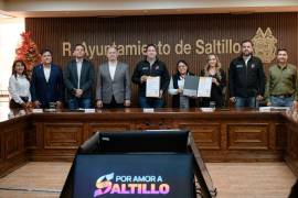 El alcalde Javier Díaz González recibió la certificación ISO 9001:2015, documento que avala dos décadas de mejora continua en los procesos y trámites municipales del Ayuntamiento de Saltillo.
