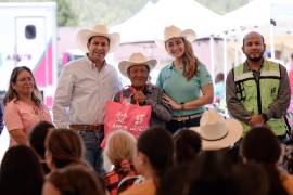 El alcalde Javier Díaz González y Luly López Naranjo encabezaron la entrega del Programa Alimentos de Corazón en Jagüey de Ferniza.