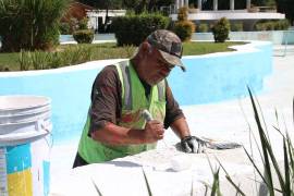 Personal municipal retiró escombro, basura y realizó deshierbe en callejones de la colonia Morelos, con el objetivo de disminuir riesgos sanitarios para los vecinos.