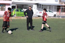 Promotores deportivos y culturales guían a los participantes en diversas actividades.