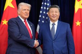El presidente Donald Trump y el presidente chino, Xi Jinping, se estrechan la mano antes de su reunión en el Aeropuerto Internacional de Gimhae en Busan, Corea del Sur, el jueves 30 de octubre de 2025.