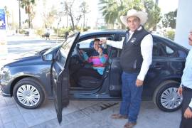 Milagros Anahi Cervantes Martínez, con domicilio en Castaños, Coahuila, fue la ganadora del vehículo Vento 2022.