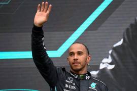 Lewis Hamilton, piloto británico de Mercedes, reacciona en el podio después del Gran Premio de Fórmula Uno de Hungría en el circuito de Hungaroring en Mogyorod, cerca de Budapest, Hungría, el 31 de julio de 2022.