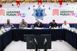 Agentes de la Policía de Torreón revisan los reportes de incidencia delictiva y videovigilancia C2.