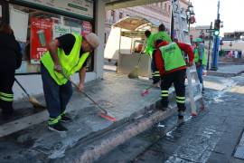Realiza Saltillo limpieza profunda de banquetas en el Centro Histórico