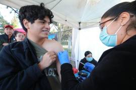 La Dirección de Salud Pública Municipal aplicó vacunas gratuitas contra el sarampión y otros biológicos a niñas, niños y adultos durante la Ruta Recreativa en Saltillo.