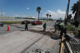Cuadrillas municipales realizan trabajos de reparación en una rejilla pluvial dañada sobre la lateral del bulevar Fundadores, a la altura de Mirasierra.