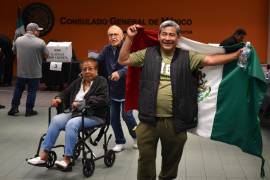 Ciudadanos emiten su voto en las elecciones generales mexicanas este domingo, en Los Ángeles, Estados Unidos.