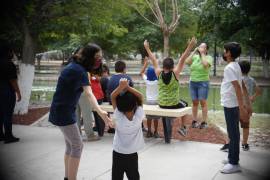 Jóvenes próximos a graduarse participan en actividades con niños y jóvenes con autismo, junto con sus familiares.