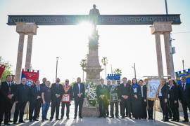 Autoridades colocan ofrenda floral en el monumento a Benito Juárez en Monclova.