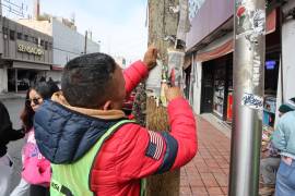 Personal del programa “Aquí Andamos” realizó el retiro de publicidad irregular, pósters y calcas en fachadas e infraestructura urbana del Centro Histórico de Saltillo.