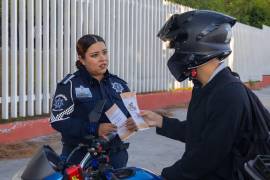 Elementos de la Comisaría realizaron acciones preventivas con motociclistas para promover el uso de casco y otras medidas de seguridad vial.