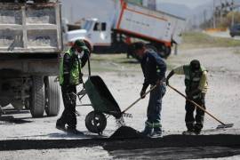 Las labores incluyen retiro de asfalto dañado, colocación de carpeta asfáltica nueva y nivelación para mejorar la circulación en calles y bulevares de la ciudad.