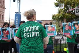 Familiares sostuvieron fotografías de sus seres queridos como parte del llamado para que las autoridades refuercen las acciones de búsqueda y localización.