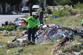 El Gobierno Municipal retiró basura, muebles y otros desechos acumulados en el canal pluvial entre Lomas del Refugio y Parajes de Santa Elena.