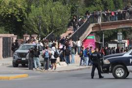 Mientras el contingente estudiantil toman las calles, elementos de la Policía Municipal hace acto de presencia para resguardar el orden y vigilar el desarrollo de la huelga.