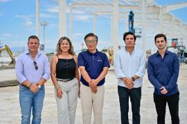 Yong Jin Lee, presidente de Dual México (centro), recorrió el sitio donde se construye la nave industrial en Monclova.