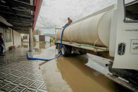 Una pipa cisterna participa en los trabajos de desfogue en sectores críticos de Torreón, donde las lluvias dejaron vialidades anegadas.