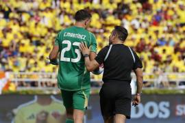 Emiliano Martínez, portero de Argentina, recibe indicaciones del árbitro, conminándolo a comportarse. Los silbantes conocen de sobra sus marrullerías.